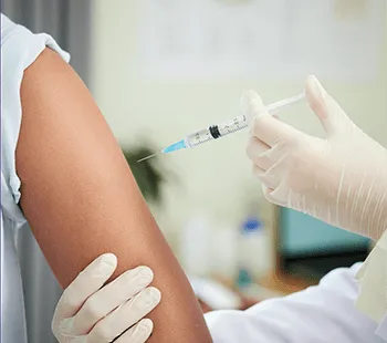 La mpox se sigue propagando en Estados Unidos y en Colorado. La misión del Instituto de Salud Pública en Denver Health es ayudarle.